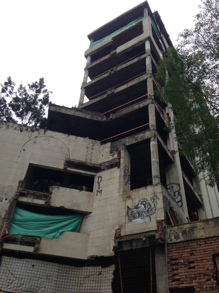 Todavía se pueden ver edificios víctimas de atentados. Como para no olvidar años de violencia.
