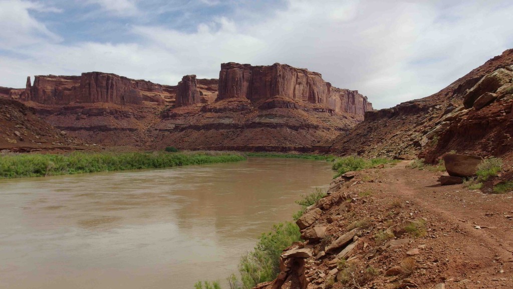 Sendero sobre el río Colorado